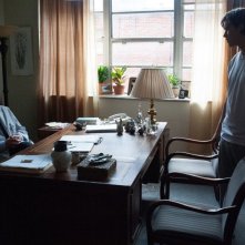 Oculus: Brenton Thwaites in una scena con Miguel Sandoval