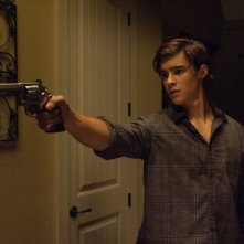 Oculus: Brenton Thwaites in una scena del film