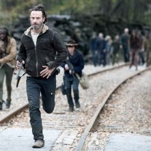 The Walking Dead: Andrew Lincoln, Chandler Riggs e Danai Gurira in fuga dai morti viventi nell'episodio A