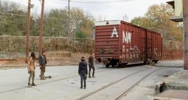 The Walking Dead: Norman Reedus, Andrew Lincoln, Chandler Riggs e Danai Gurira in una tesa scena dell'episodio A