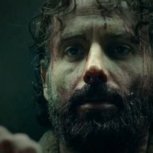 The Walking Dead: un drammatico primo piano di Andrew Lincoln nell'episodio A