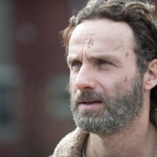 The Walking Dead: un primo piano di Andrew Lincoln nell'episodio A