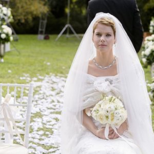 Un matrimonio da favola: Andrea Osvart in una scena del film con il suo splendido abito da sposa