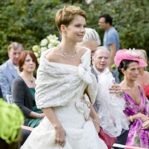 Un matrimonio da favola: Andrea Osvart in una scena del film verso l'altare nuziale