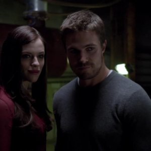 Arrow: Jessica De Gouw con Stephen Amell nell'episodio Vendetta