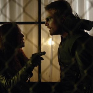 Arrow: Jessica De Gouw e Stephen Amell nell'episodio Vendetta