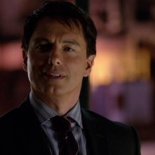 Arrow: John Barrowman in una scena dell'episodio Doppio gioco, della prima stagione