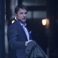 Arrow: John Barrowman nell'episodio Sacrificio, finale della prima stagione