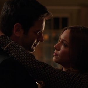 Arrow: Katie Cassidy con Colin Donnell nell'episodio Vendetta