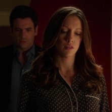 Arrow: Katie Cassidy e Colin Donnell nell'episodio Vendetta