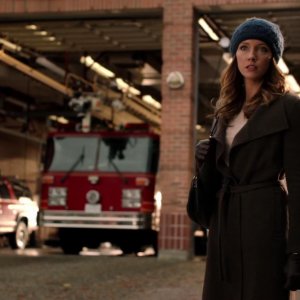 Arrow: Katie Cassidy in un momento dell'episodio Bruciato