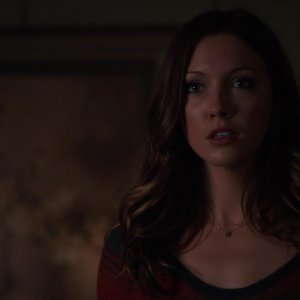 Arrow: Katie Cassidy in una scena dell'episodio Bruciato