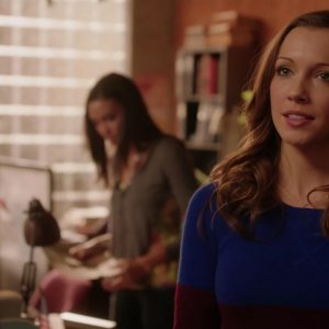 Arrow: Katie Cassidy in una scena dell'episodio Bruciato, della prima stagione
