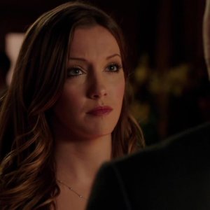 Arrow: Katie Cassidy in una scena dell'episodio Cena di Natale della prima stagione