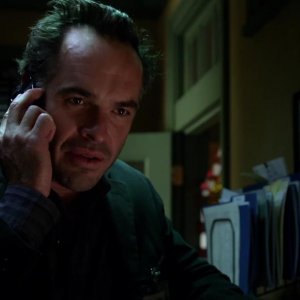 Arrow: Paul Blackthorne in una scena dell'episodio Cena di Natale della prima stagione
