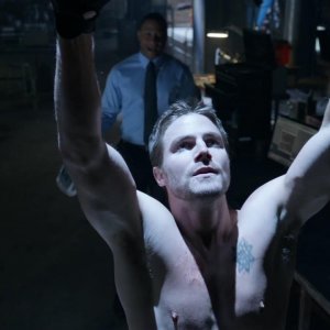 Arrow: Stephen Amell con David Ramsey nell'episodio Vendetta