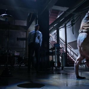Arrow: Stephen Amell e David Ramsey nell'episodio Vendetta