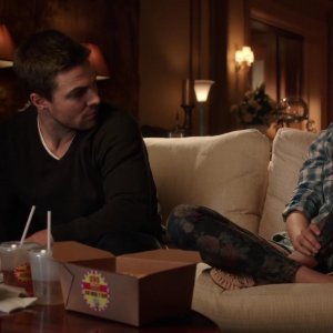 Arrow: Stephen Amell e Willa Holland in una scena dell'episodio Bruciato