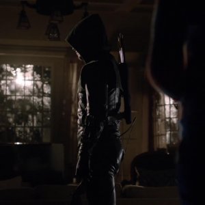 Arrow: Stephen Amell in una scena dell'episodio Bruciato