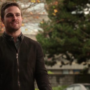 Arrow: Stephen Amell in una scena dell'episodio Bruciato della prima stagione