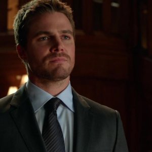 Arrow: Stephen Amell in una scena dell'episodio Cena di Natale della prima stagione
