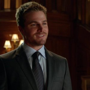 Arrow: Stephen Amell nell'episodio Cena di Natale della prima stagione