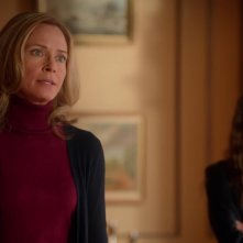 Arrow: Susanna Thompson e Willa Holland in una scena dell'episodio Bruciato