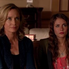 Arrow: Willa Holland  e Susanna Thompson nell'episodio Cena di Natale della prima stagione