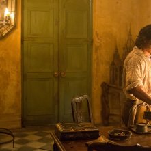 Black Sails: Luke Arnold in una scena del settimo episodio della prima stagione