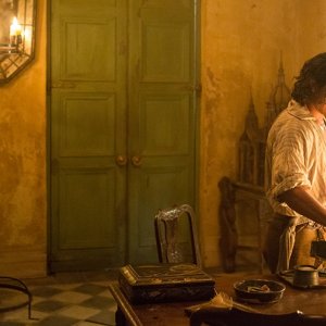 Black Sails: Luke Arnold in una scena del settimo episodio della prima stagione