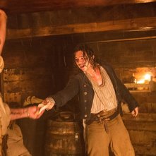 Black Sails: Luke Arnold nell'ottavo episodio della prima stagione