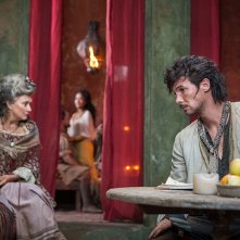 Black Sails: Toby Schmitz e Fiona Ramsey in una scena del settimo episodio della prima stagione