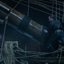 Black Sails: Toby Stephens con Tom Hopper nel sesto episodio della prima stagione