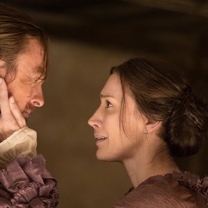 Black Sails: Toby Stephens e Louise Barnes nel settimo episodio della prima stagione