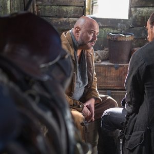 Black Sails: Toby Stephens e Mark Ryan nel settimo episodio della prima stagione