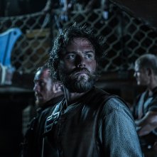 Black Sails: Toby Stephens e Tom Hopper nel sesto episodio della prima stagione