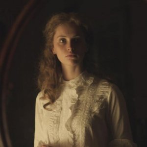 Felicity Jones allo specchio in una scena di The Invisible Woman