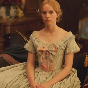 Felicity Jones èNelly Ternan, amante di Charles Dickens, in The Invisible Woman