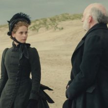 Felicity Jones in una scena di The Invisible Woman con John Kavanagh