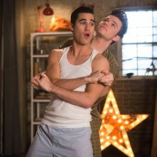 Glee: Chris Colfer e Darren Criss in una scena dell'episodio New New York della quinta stagione