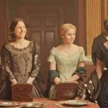 Kristin Scott Thomas con Felicity Jones, Perdita Weeks e Susanna Hislop in The Invisible Woman