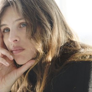 L'amour est un crime parfait: Maïwenn in una malinconica immagine tratta dal film