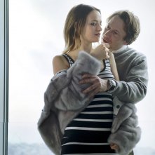 L'amour est un crime parfait: Mathieu Amalric abbraccia Sara Forestier in una scena del film