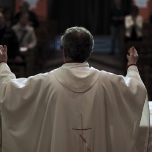 La preda. Silenzio in nome di Dio: una scena del documentario