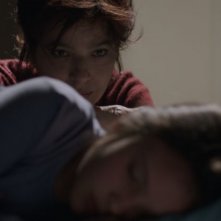 Nessuno mi pettina bene come il vento: Laura Morante e Andreea Denisa Savin in una tenera scena del film