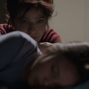 Nessuno mi pettina bene come il vento: Laura Morante e Andreea Denisa Savin in una tenera scena del film