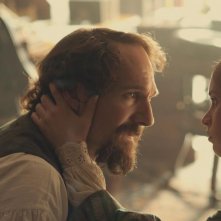 Ralph Fiennes in una scena di The Invisible Woman con Felicity Jones