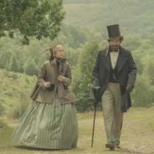 Ralph Fiennes con Felicity Jones in The Invisible Woman