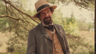 Ralph Fiennes è Charles Dickens in The Invisible Woman