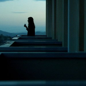 War Story: Catherine Keener si gode il tramonto siciliano in una scena del film